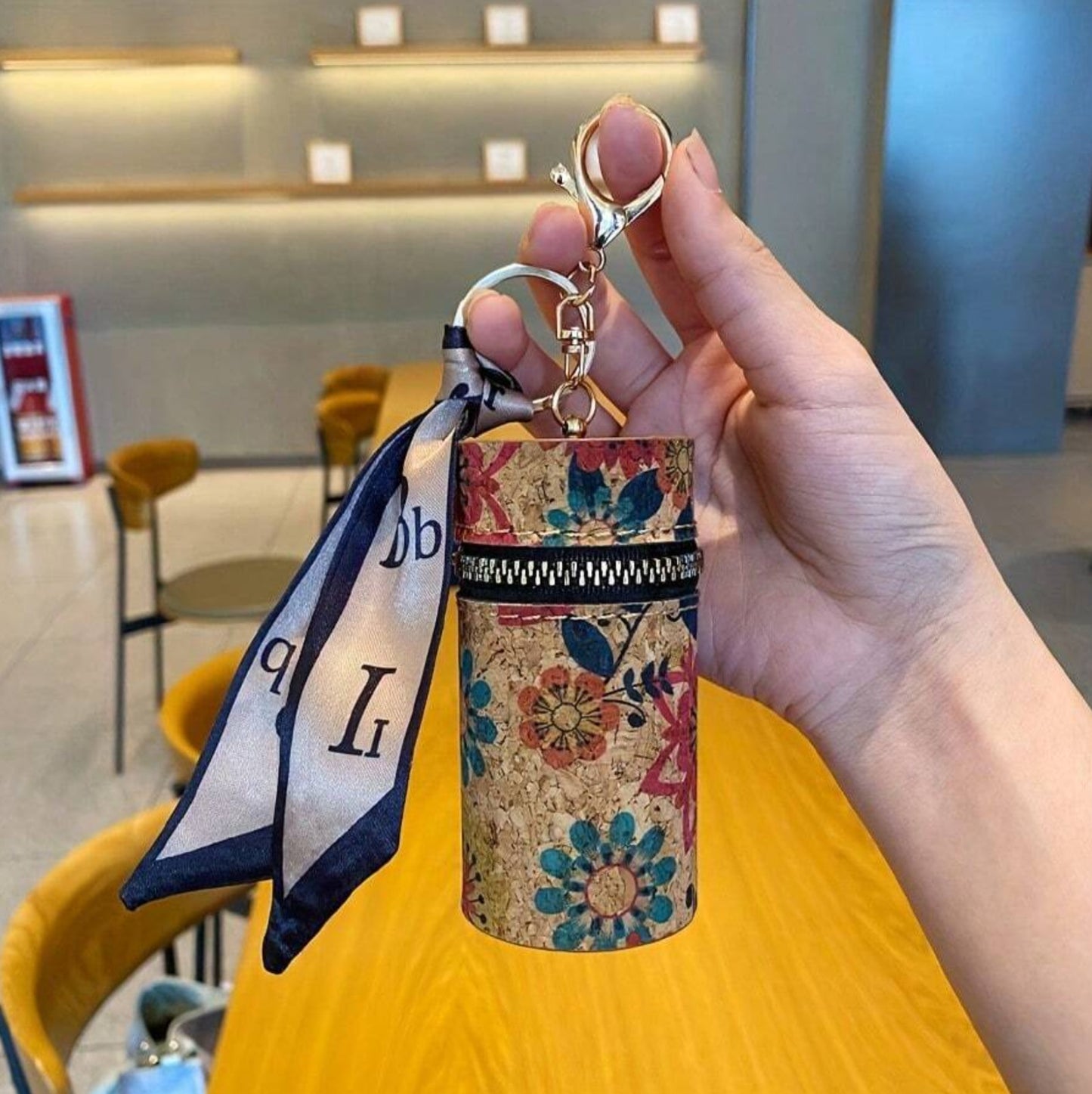 Chic Vintage-Inspired Lipstick Holder - Keychain