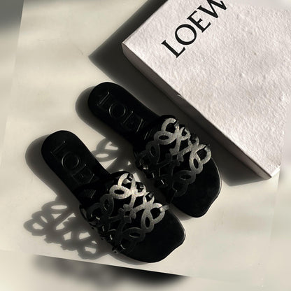 Loewe - Petal Anagram slide